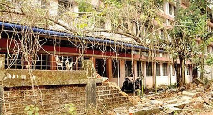 മാവേലിക്കര മിനി സിവിൽസ്റ്റേഷന്റെ മതിൽ തകർന്നു വീണു മാവേലിക്കര മിനി സിവിൽസ്റ്റേഷന്റെ മതിൽ തകർന്നു വീണു