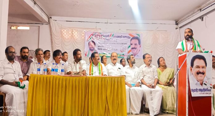 ജനാധിപത്യത്തെ ഭരണകൂടം നിശബ്ദമാക്കുന്നു : ചാണ്ടി ഉമ്മൻ ജനാധിപത്യത്തെ ഭരണകൂടം നിശബ്ദമാക്കുന്നു : ചാണ്ടി ഉമ്മൻ