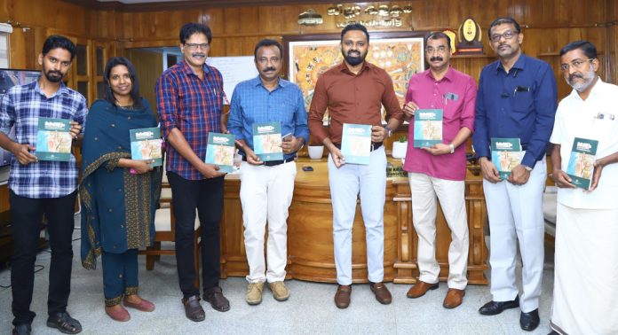 കേരളം ലോക്സഭയില്- ജില്ലയിൽ തെരഞ്ഞെടുപ്പ് ഗൈഡ് പ്രകാശനം ചെയ്തു കേരളം ലോക്സഭയില്- ജില്ലയിൽ തെരഞ്ഞെടുപ്പ് ഗൈഡ് പ്രകാശനം ചെയ്തു
