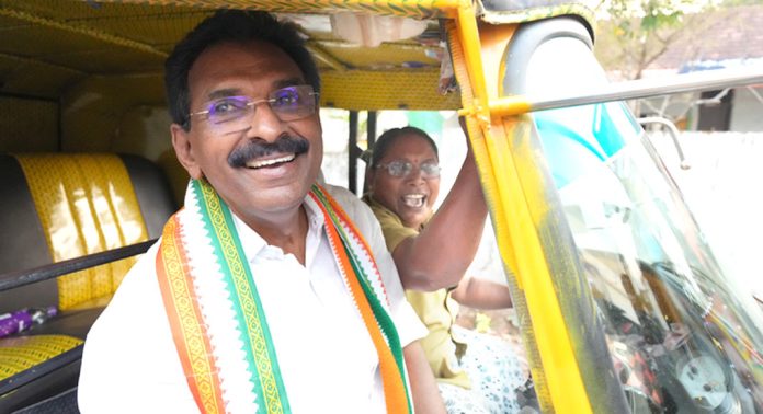 സാറേ എന്റെ ഓട്ടോയിൽ ഒന്ന് കേറാമോ? – മിനിയുടെ ആഗ്രഹം നിറവേറ്റി “കുട്ടൂസ് ” ഓട്ടോയില് ആന്റോ ആൻറണി സാറേ എന്റെ ഓട്ടോയിൽ ഒന്ന് കേറാമോ? – മിനിയുടെ ആഗ്രഹം നിറവേറ്റി “കുട്ടൂസ് ” ഓട്ടോയില് ആന്റോ ആൻറണി