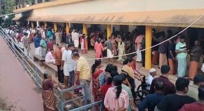 സമയം അവസാനിച്ചിട്ടും പല ബൂത്തുകളിലും വോട്ടർമാരുടെ നീണ്ടനിര സമയം അവസാനിച്ചിട്ടും പല ബൂത്തുകളിലും വോട്ടർമാരുടെ നീണ്ടനിര