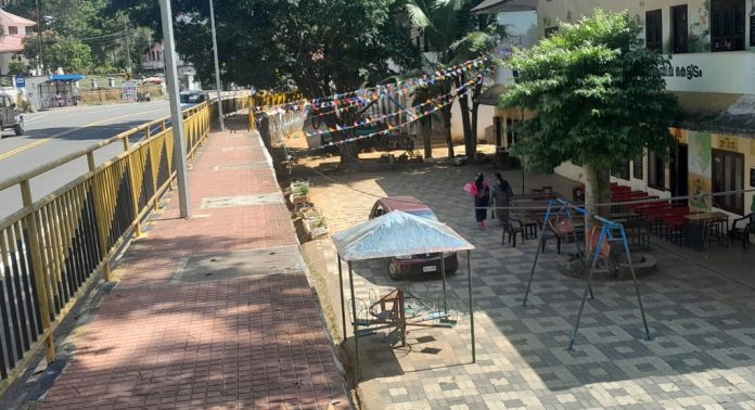 വൈക്കം ഗവ. യു പി സ്കൂളിന് മുന്നിലെ നടപാതയ്ക്ക് സുരക്ഷാവേലിയില്ല ; അപകട സാധ്യത വൈക്കം ഗവ. യു പി സ്കൂളിന് മുന്നിലെ നടപാതയ്ക്ക് സുരക്ഷാവേലിയില്ല ; അപകട സാധ്യത