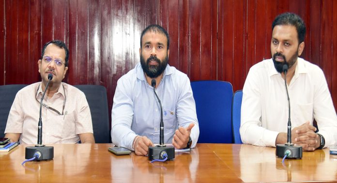 അസന്നിഹിതരുടെ വോട്ട് : പ്രവര്ത്തനം 15 ന് ആരംഭിക്കും – ജില്ലാ കളക്ടർ അസന്നിഹിതരുടെ വോട്ട് : പ്രവര്ത്തനം 15 ന് ആരംഭിക്കും – ജില്ലാ കളക്ടർ