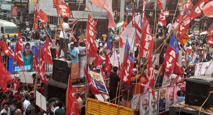 കോന്നിയിൽ ആവേശക്കടലിരമ്പം ; കൊടും ചൂടിന് മേലെ കൊട്ടിക്കലാശം കോന്നിയിൽ ആവേശക്കടലിരമ്പം ; കൊടും ചൂടിന് മേലെ കൊട്ടിക്കലാശം