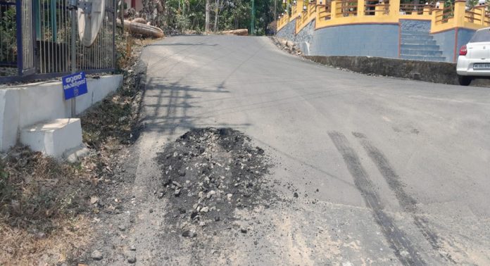 ജണ്ടായിക്കൽ-വലിയകുളം-അത്തിക്കയം റോഡ് നിർമ്മാണത്തില് വൻ ക്രമക്കേടുകൾ ജണ്ടായിക്കൽ-വലിയകുളം-അത്തിക്കയം റോഡ് നിർമ്മാണത്തില് വൻ ക്രമക്കേടുകൾ