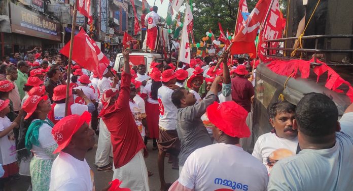 കനത്ത ചൂടു വകവെക്കാതെ കൊട്ടിക്കലാശം ഗംഭീരമാക്കി ഇടതുമുന്നണി കനത്ത ചൂടു വകവെക്കാതെ കൊട്ടിക്കലാശം ഗംഭീരമാക്കി ഇടതുമുന്നണി