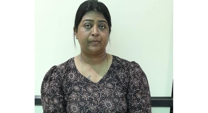 തട്ടിപ്പ് കേസിൽ ജാമ്യം എടുത്തശേഷം കോടതിയിൽ ഹാജരാകാതെ മുങ്ങിനടന്ന സ്ത്രീയെ ആറന്മുള പോലീസ് അറസ്റ്റ് ചെയ്തു തട്ടിപ്പ് കേസിൽ ജാമ്യം എടുത്തശേഷം കോടതിയിൽ ഹാജരാകാതെ മുങ്ങിനടന്ന സ്ത്രീയെ ആറന്മുള പോലീസ് അറസ്റ്റ് ചെയ്തു