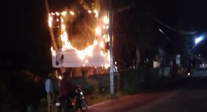 ആന്റോ ആന്റണിയുടെ പ്രചരണ ബോർഡ് തീവെച്ച് നശിപ്പിച്ചു ആന്റോ ആന്റണിയുടെ പ്രചരണ ബോർഡ് തീവെച്ച് നശിപ്പിച്ചു