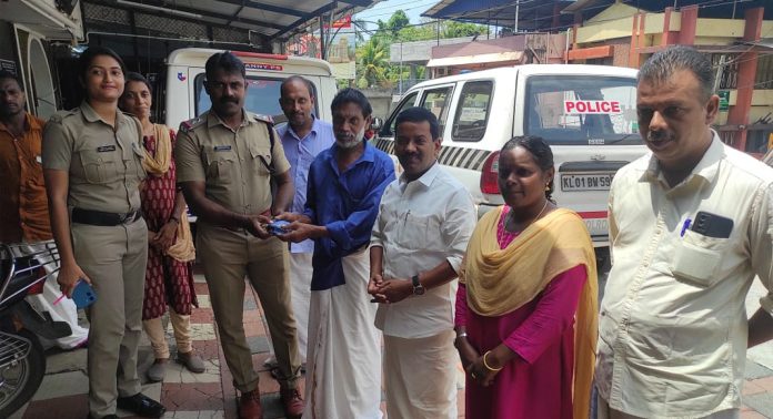 കളഞ്ഞു കിട്ടിയ പണം ഉടമസ്ഥന് തിരികെ നൽകി മാതൃക കാട്ടി കർഷകതൊഴിലാളി കളഞ്ഞു കിട്ടിയ പണം ഉടമസ്ഥന് തിരികെ നൽകി മാതൃക കാട്ടി കർഷകതൊഴിലാളി