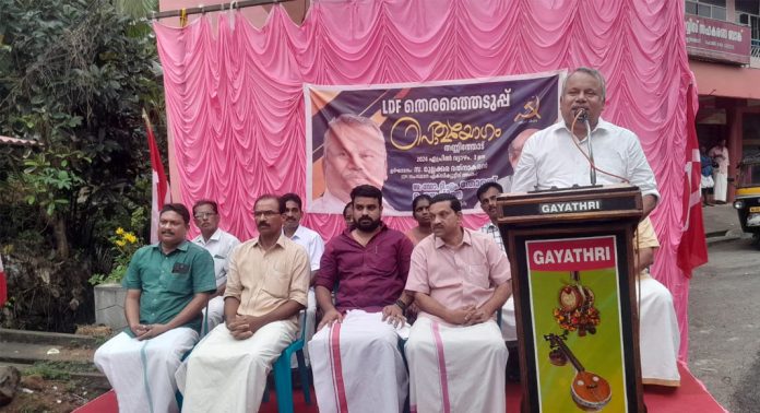 ഇന്ത്യയിലെ ജനാധിപത്യ പൂർണമായ മതേതരത്വം ബി ജെ പി തകർക്കാൻ ശ്രമിക്കുന്നു : മുല്ലക്കര രത്നാകരൻ ഇന്ത്യയിലെ ജനാധിപത്യ പൂർണമായ മതേതരത്വം ബി ജെ പി തകർക്കാൻ ശ്രമിക്കുന്നു : മുല്ലക്കര രത്നാകരൻ