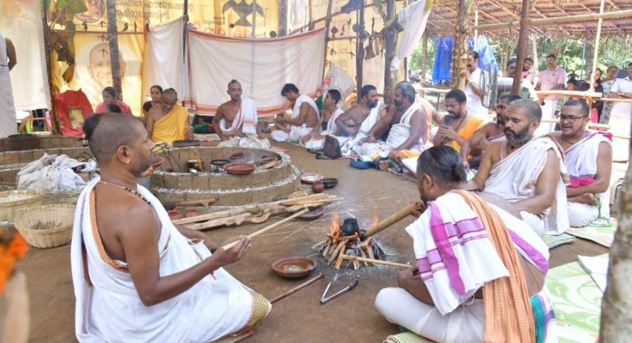 ഉപാസത് ദിനങ്ങൾ കഴിഞ്ഞു : ഇനി രണ്ടു നാൾ രാപ്പകൽ ഭേദിച്ച് അതിരാത്രം ഉപാസത് ദിനങ്ങൾ കഴിഞ്ഞു : ഇനി രണ്ടു നാൾ രാപ്പകൽ ഭേദിച്ച് അതിരാത്രം