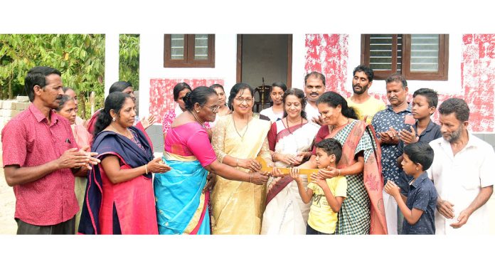 ഡോ.എം. എസ്. സുനിലിന്റെ 302- മത് സ്നേഹഭവനം വിഷുക്കൈനീട്ടം ആയി വിധവയായ ഷൈനിക്കും കുടുംബത്തിനും ഡോ.എം. എസ്. സുനിലിന്റെ 302- മത് സ്നേഹഭവനം വിഷുക്കൈനീട്ടം ആയി വിധവയായ ഷൈനിക്കും കുടുംബത്തിനും