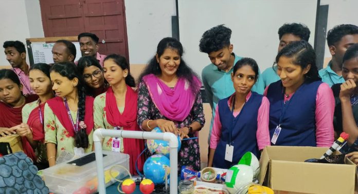 അയൽപക്ക ജില്ലകളിലും താരമായി അജിനി ടീച്ചർ അയൽപക്ക ജില്ലകളിലും താരമായി അജിനി ടീച്ചർ