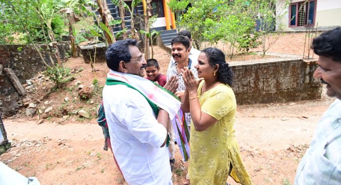ആന്റോ ആൻ്റണിക്ക് വിജയാശംസകൾ നേർന്ന് കാഴ്ച പരിമിതിയുള്ള ജിനി ബാബു ആന്റോ ആൻ്റണിക്ക് വിജയാശംസകൾ നേർന്ന് കാഴ്ച പരിമിതിയുള്ള ജിനി ബാബു