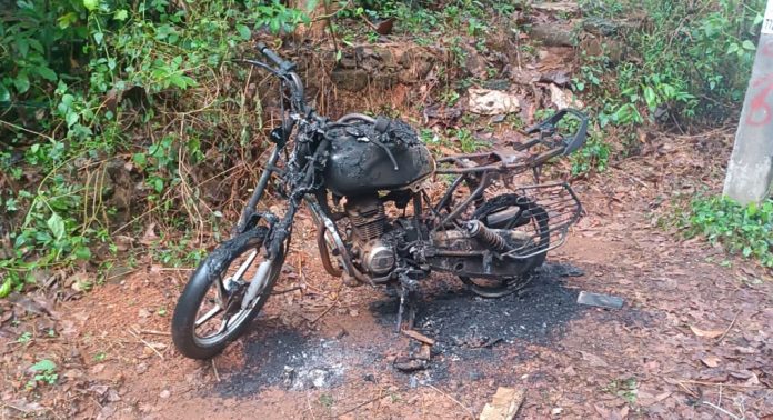 വി കോട്ടയം വിലങ്ങുപാറയിൽ ബൈക്ക് കത്തി കരിഞ്ഞ നിലയിൽ വി കോട്ടയം വിലങ്ങുപാറയിൽ ബൈക്ക് കത്തി കരിഞ്ഞ നിലയിൽ