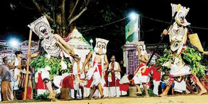 കദളിമംഗലം ദേവീക്ഷേത്രത്തിലെ പടയണിയിൽ ഇന്നും നാളെയും അടവി ചടങ്ങുകൾ നടക്കും കദളിമംഗലം ദേവീക്ഷേത്രത്തിലെ പടയണിയിൽ ഇന്നും നാളെയും അടവി ചടങ്ങുകൾ നടക്കും