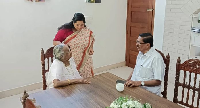 കേരള കോണ്ഗ്രസ് വര്ക്കിംഗ് ചെയര്മാന് അഡ്വ. പിസി തോമസ് ജോസ് കെ.എം മാണിയുടെ വസതിയിലെത്തി മാണിയുടെ ഭാര്യ കുട്ടിയമ്മ മാണിയെ സന്ദര്ശിച്ചു കേരള കോണ്ഗ്രസ് വര്ക്കിംഗ് ചെയര്മാന് അഡ്വ. പിസി തോമസ് ജോസ് കെ.എം മാണിയുടെ വസതിയിലെത്തി മാണിയുടെ ഭാര്യ കുട്ടിയമ്മ മാണിയെ സന്ദര്ശിച്ചു