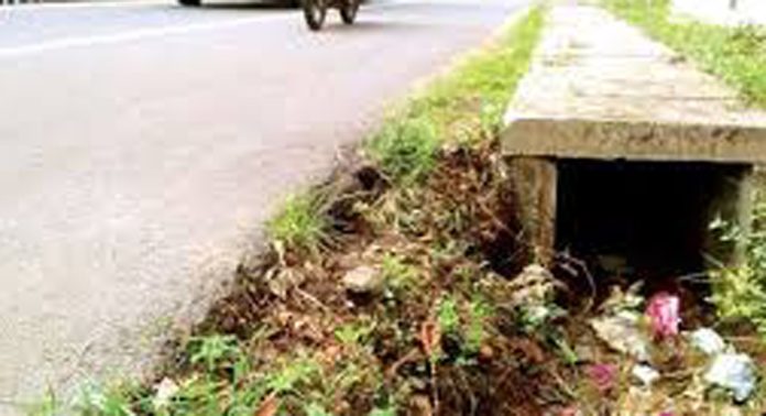 പന്തളം എംസി റോഡില് സ്ലാബിടാത്ത ഓട അപകടക്കെണിയാകുന്നു പന്തളം എംസി റോഡില് സ്ലാബിടാത്ത ഓട അപകടക്കെണിയാകുന്നു