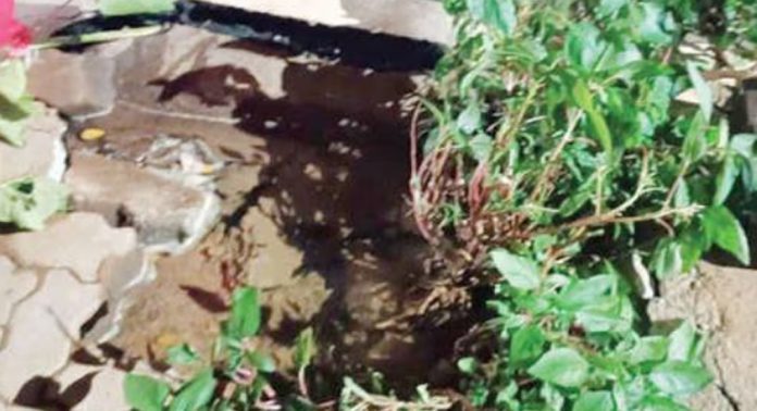 പന്തളം – മാവേലിക്കര റോഡിൽ മുട്ടാർ കവലയ്ക്കു സമീപം വശം ഇടിഞ്ഞുതാഴ്ന്നു പന്തളം – മാവേലിക്കര റോഡിൽ മുട്ടാർ കവലയ്ക്കു സമീപം വശം ഇടിഞ്ഞുതാഴ്ന്നു