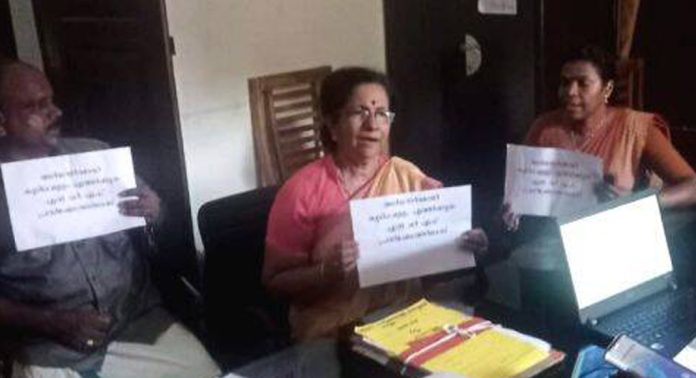 പന്തളം നഗരസഭ സെക്രട്ടറിയെ എൽഡിഎഫ് കൗൺസിലർമാർ ഉപരോധിച്ചു പന്തളം നഗരസഭ സെക്രട്ടറിയെ എൽഡിഎഫ് കൗൺസിലർമാർ ഉപരോധിച്ചു