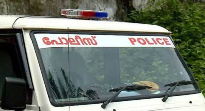 പോലീസിനുനേരെ കുരുമുളക് സ്പ്രേ ആക്രമണം ; രണ്ടുപേർക്ക് പരിക്ക് പോലീസിനുനേരെ കുരുമുളക് സ്പ്രേ ആക്രമണം ; രണ്ടുപേർക്ക് പരിക്ക്