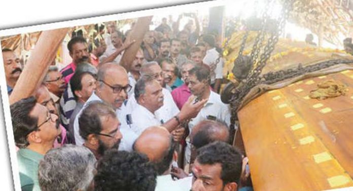 പൂവത്തൂർ പടിഞ്ഞാറ് പള്ളിയോടത്തിന്റെ മലർത്തൽ കർമം നടന്നു പൂവത്തൂർ പടിഞ്ഞാറ് പള്ളിയോടത്തിന്റെ മലർത്തൽ കർമം നടന്നു