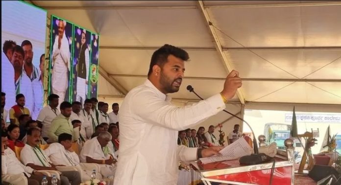 ജെഡിഎസ് എം.പിയുൾപ്പെട്ട അശ്ലീല വീഡിയോ കേസ് : പ്രത്യേക അന്വേഷണ സംഘം രൂപീകരിക്കാൻ ഉത്തരവിട്ട് സർക്കാർ ജെഡിഎസ് എം.പിയുൾപ്പെട്ട അശ്ലീല വീഡിയോ കേസ് : പ്രത്യേക അന്വേഷണ സംഘം രൂപീകരിക്കാൻ ഉത്തരവിട്ട് സർക്കാർ