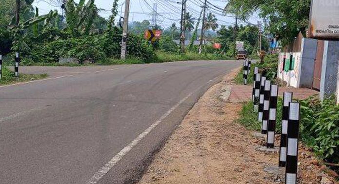 റിഫ്ലക്ടർ തൂണുകൾ സ്ഥാപിച്ചതിന് പിന്നാലെ റോഡിന് വീതികുറഞ്ഞെന്ന് പരാതി റിഫ്ലക്ടർ തൂണുകൾ സ്ഥാപിച്ചതിന് പിന്നാലെ റോഡിന് വീതികുറഞ്ഞെന്ന് പരാതി
