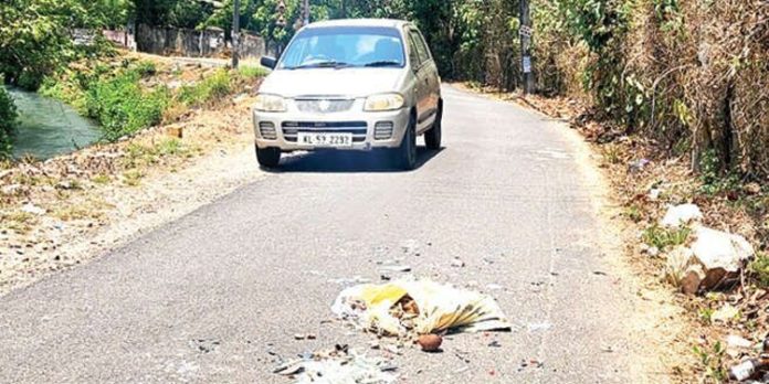 നെല്ലിമൂട്ടിൽപ്പടി – കോട്ടമുകൾ റോഡരികിലും കനാലിലും കാലിക്കുപ്പികള് തള്ളുന്നു നെല്ലിമൂട്ടിൽപ്പടി – കോട്ടമുകൾ റോഡരികിലും കനാലിലും കാലിക്കുപ്പികള് തള്ളുന്നു