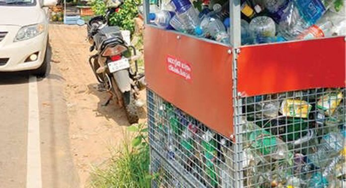 പുല്ലാട് വടക്കേ കവലയ്ക്ക് സമീപം സ്ഥാപിച്ചിട്ടുള്ള ബോട്ടിൽ ബൂത്ത് നിറഞ്ഞു കവിഞ്ഞു പുല്ലാട് വടക്കേ കവലയ്ക്ക് സമീപം സ്ഥാപിച്ചിട്ടുള്ള ബോട്ടിൽ ബൂത്ത് നിറഞ്ഞു കവിഞ്ഞു