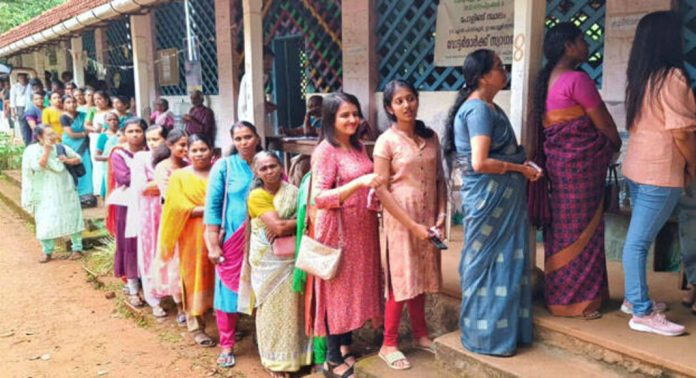 കേരളത്തിൽ ഉച്ചവരെ 40 ശതമാനം പോളിങ് കേരളത്തിൽ ഉച്ചവരെ 40 ശതമാനം പോളിങ്