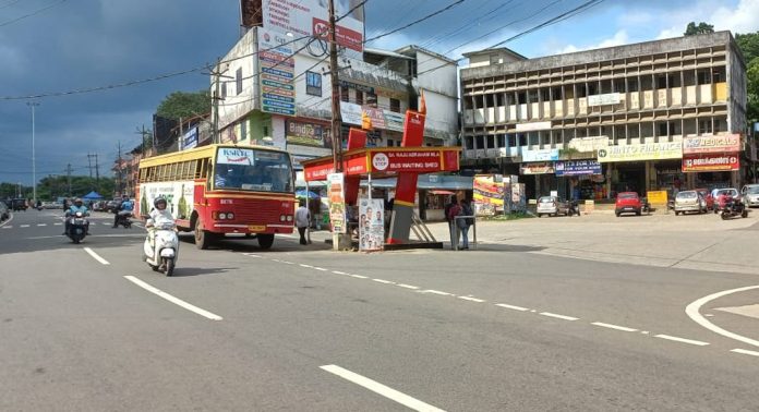കോടതി ഉത്തരവ് കാറ്റില് പറത്തി ; പെരുമ്പുഴ ബസ് സ്റ്റാൻഡിൽ കയറാതെ സ്വകാര്യ, കെ.എസ്.ആർ.ടി.സി ബസുകൾ കോടതി ഉത്തരവ് കാറ്റില് പറത്തി ; പെരുമ്പുഴ ബസ് സ്റ്റാൻഡിൽ കയറാതെ സ്വകാര്യ, കെ.എസ്.ആർ.ടി.സി ബസുകൾ
