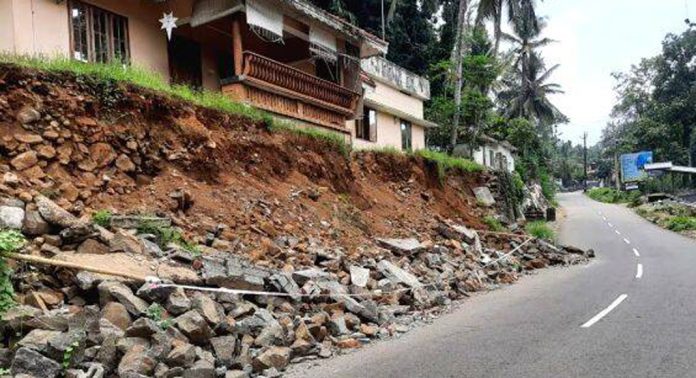 അത്തിക്കയം – റാന്നി റോഡിൽ വീടിന്റെ സംരക്ഷണ ഭിത്തി റോഡിലേക്ക് ഇടിഞ്ഞു വീണു അത്തിക്കയം – റാന്നി റോഡിൽ വീടിന്റെ സംരക്ഷണ ഭിത്തി റോഡിലേക്ക് ഇടിഞ്ഞു വീണു