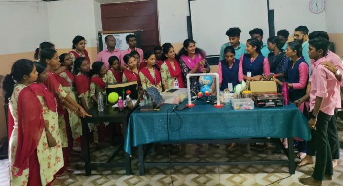 ശാസ്ത്ര പഠനം ആസ്വാദ്യകരമാക്കി അജിനി ടീച്ചർ ശ്രദ്ധേയമാകുന്നു ശാസ്ത്ര പഠനം ആസ്വാദ്യകരമാക്കി അജിനി ടീച്ചർ ശ്രദ്ധേയമാകുന്നു