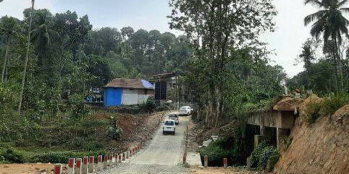 പുതുമൺ താത്കാലിക പാതയിലെ യാത്ര ദുരിതമാകുന്നു പുതുമൺ താത്കാലിക പാതയിലെ യാത്ര ദുരിതമാകുന്നു
