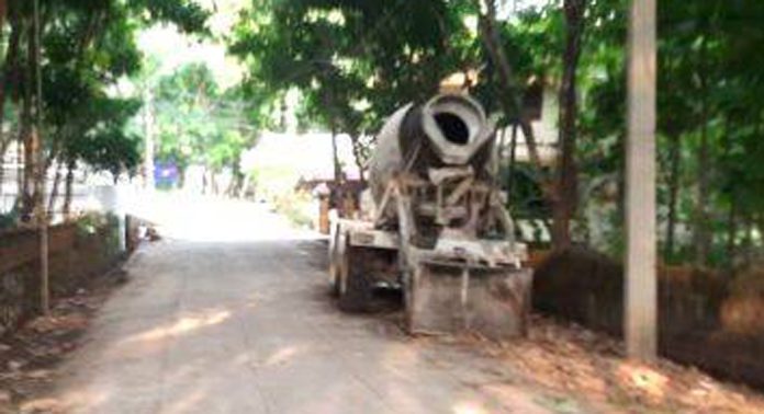 റോഡരികിൽ പാർക്ക് ചെയ്തിരിക്കുന്ന കരാർ കമ്പനിയുടെ കോൺക്രീറ്റ് മിക്സിംഗ് വാഹനം യാത്രക്കാര്ക്ക് ബുദ്ധിമുട്ടുണ്ടാക്കുന്നതായി പരാതി റോഡരികിൽ പാർക്ക് ചെയ്തിരിക്കുന്ന കരാർ കമ്പനിയുടെ കോൺക്രീറ്റ് മിക്സിംഗ് വാഹനം യാത്രക്കാര്ക്ക് ബുദ്ധിമുട്ടുണ്ടാക്കുന്നതായി പരാതി