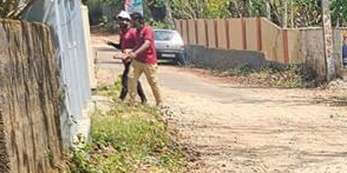 റോഡ് നന്നാക്കാത്തതിൽ പ്രതിഷേധിച്ച് ഫ്ലെക്സ് കെട്ടി നാട്ടുകാര് റോഡ് നന്നാക്കാത്തതിൽ പ്രതിഷേധിച്ച് ഫ്ലെക്സ് കെട്ടി നാട്ടുകാര്