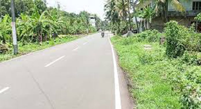കൈപ്പട്ടൂര് – വള്ളിക്കോട് റോഡ് അപകടക്കെണിയാകുന്നു കൈപ്പട്ടൂര് – വള്ളിക്കോട് റോഡ് അപകടക്കെണിയാകുന്നു