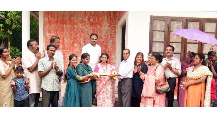 മൂന്ന് കുടുംബങ്ങൾക്ക് കൂടി തണലേകി ഡോ. എം. എസ്. സുനിൽ മൂന്ന് കുടുംബങ്ങൾക്ക് കൂടി തണലേകി ഡോ. എം. എസ്. സുനിൽ