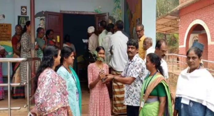 ‘ഞാൻ വോട്ട് ചെയ്യും ഉറപ്പായി’ ക്യാംപയിൻ ; കന്നി വോട്ട് ചെയ്യാനെത്തിയ പെണ്കുട്ടിക്ക് കുരുമുളക് തൈ സ്നേഹസമ്മാനം ‘ഞാൻ വോട്ട് ചെയ്യും ഉറപ്പായി’ ക്യാംപയിൻ ; കന്നി വോട്ട് ചെയ്യാനെത്തിയ പെണ്കുട്ടിക്ക് കുരുമുളക് തൈ സ്നേഹസമ്മാനം