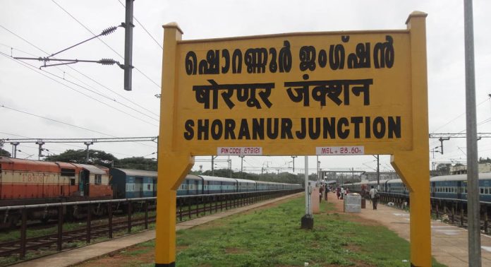 ഷൊർണൂർ റെയിൽവെ സ്റ്റേഷനിൽ മാനസിക വിഭ്രാന്തിയുള്ള യാത്രക്കാരൻ്റെ അക്രമം ഷൊർണൂർ റെയിൽവെ സ്റ്റേഷനിൽ മാനസിക വിഭ്രാന്തിയുള്ള യാത്രക്കാരൻ്റെ അക്രമം