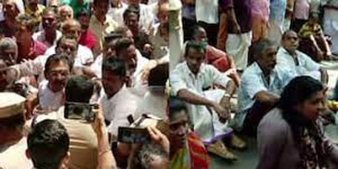 കാട്ടാന ആക്രമണത്തില് പുളിയൻകുന്നുമല സ്വദേശി മരിച്ച സംഭവം ; ജനകീയ പ്രതിഷേധ മാര്ച്ചിനിടെ സംഘര്ഷം കാട്ടാന ആക്രമണത്തില് പുളിയൻകുന്നുമല സ്വദേശി മരിച്ച സംഭവം ; ജനകീയ പ്രതിഷേധ മാര്ച്ചിനിടെ സംഘര്ഷം