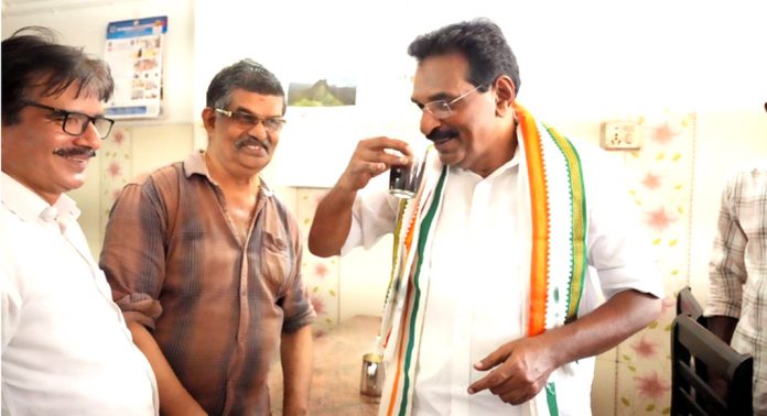 ചൂടേറിയ പ്രചാരണത്തിനിടയിൽ ആന്റോ ആന്റണിക്ക് ചൂട് ചായയുമായി വിജയൻ ചേട്ടൻ ചൂടേറിയ പ്രചാരണത്തിനിടയിൽ ആന്റോ ആന്റണിക്ക് ചൂട് ചായയുമായി വിജയൻ ചേട്ടൻ