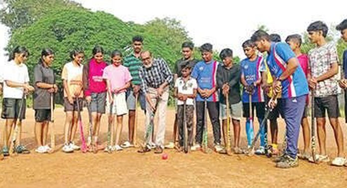 ഹോക്കി പരിശീലനക്യാമ്പിന് തടിയൂർ എൻ.എസ്.എസ്. സ്കൂൾ ഗ്രൗണ്ടിൽ തുടങ്ങി ഹോക്കി പരിശീലനക്യാമ്പിന് തടിയൂർ എൻ.എസ്.എസ്. സ്കൂൾ ഗ്രൗണ്ടിൽ തുടങ്ങി