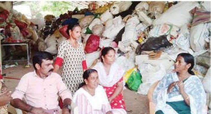 താത്കാലിക ശുചീകരണത്തൊഴിലാളികളുടെ ആവശ്യമാണ് ന്യായമായ വേതനവും ജോലിസ്ഥിരതയും താത്കാലിക ശുചീകരണത്തൊഴിലാളികളുടെ ആവശ്യമാണ് ന്യായമായ വേതനവും ജോലിസ്ഥിരതയും