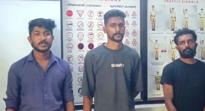 തിരുവല്ലയിൽ യുവാവിനെ തട്ടിക്കൊണ്ടുപോയി മർദ്ദിച്ചശേഷം വഴിയരികിൽ ഉപേക്ഷിച്ച ഗുണ്ടാസംഘത്തിലെ മൂന്നുപേർ പോലീസിന്റെ പിടിയിലായി തിരുവല്ലയിൽ യുവാവിനെ തട്ടിക്കൊണ്ടുപോയി മർദ്ദിച്ചശേഷം വഴിയരികിൽ ഉപേക്ഷിച്ച ഗുണ്ടാസംഘത്തിലെ മൂന്നുപേർ പോലീസിന്റെ പിടിയിലായി