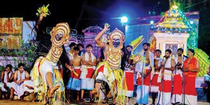 കദളിമംഗലം ദേവീക്ഷേത്രത്തിൽ ഇന്ന് വെൺപാല കരയുടെ വലിയ ഇടപ്പടയണി നടക്കും കദളിമംഗലം ദേവീക്ഷേത്രത്തിൽ ഇന്ന് വെൺപാല കരയുടെ വലിയ ഇടപ്പടയണി നടക്കും
