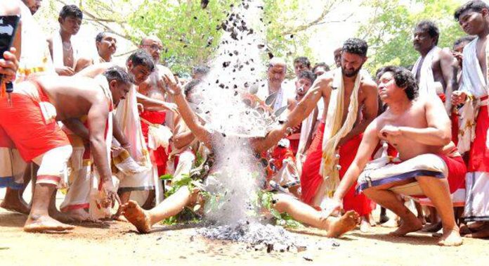 കദളിമംഗലം പടേനിയിലെ ഇരുവെള്ളിപ്പറ – തെങ്ങേലി കരക്കാരുടെ പകൽ പടേനി കാലയക്ഷി കോലത്തോടെ സമാപിച്ചു കദളിമംഗലം പടേനിയിലെ ഇരുവെള്ളിപ്പറ – തെങ്ങേലി കരക്കാരുടെ പകൽ പടേനി കാലയക്ഷി കോലത്തോടെ സമാപിച്ചു