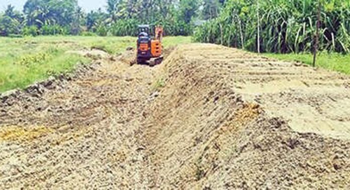 ചെങ്ങന്നൂരിലെ നടപ്പുറം പാടശേഖരം അനധികൃതമായികുഴിച്ചതായി പരാതി ചെങ്ങന്നൂരിലെ നടപ്പുറം പാടശേഖരം അനധികൃതമായികുഴിച്ചതായി പരാതി