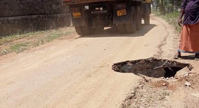 മണ്ണ് കയറ്റിയ ലോറികള് കയറിയിറങ്ങി വാര്യാപുരം റോഡിൽ ഭവൻസ് സ്കൂളിന് സമീപം കലുങ്ക് തകർന്നു മണ്ണ് കയറ്റിയ ലോറികള് കയറിയിറങ്ങി വാര്യാപുരം റോഡിൽ ഭവൻസ് സ്കൂളിന് സമീപം കലുങ്ക് തകർന്നു
